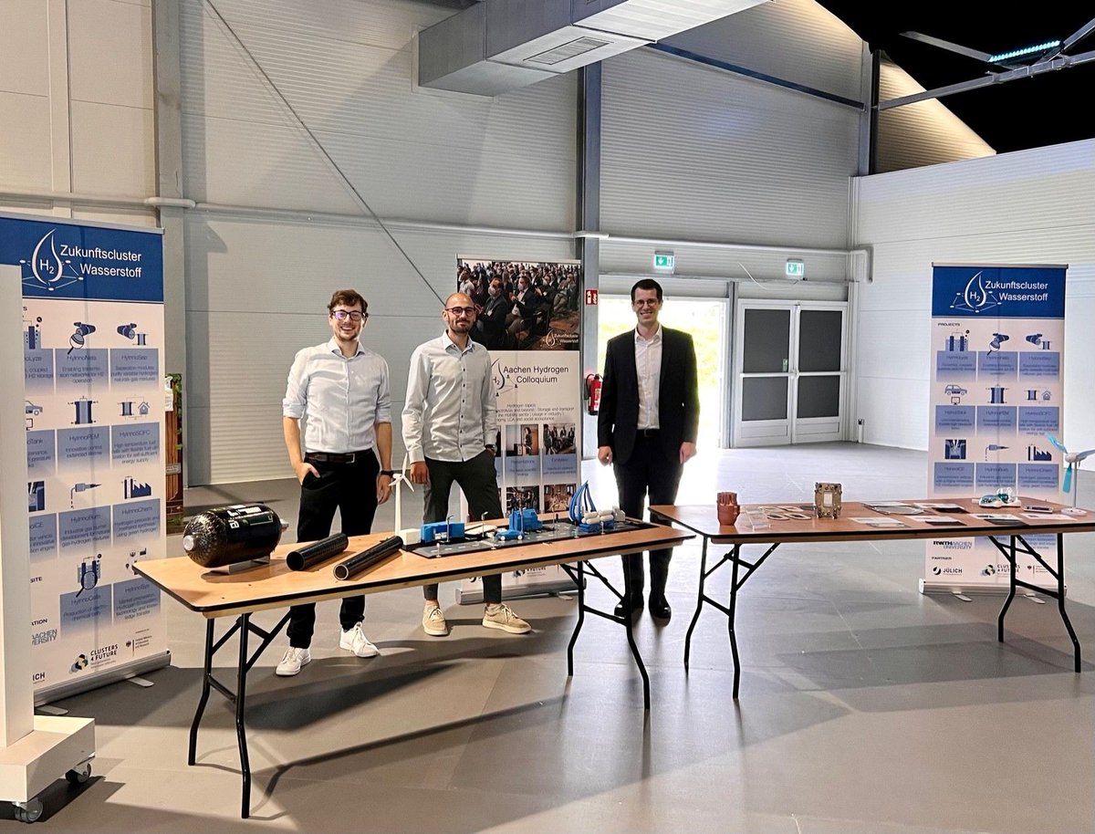 ZWasserstoff's tweet photo. 💡 We were aswell at the #hydrogen #fair in Jülich at the booth of @RWTH. We were happy to show our hydrogen #exhibits and to talk about hydrogen #research. 
#Wasserstoffmesse #Hydrogen #Clusters4Future #Zukunftscluster #Wasserstoff https://t.co/vCTc1Cq0CA