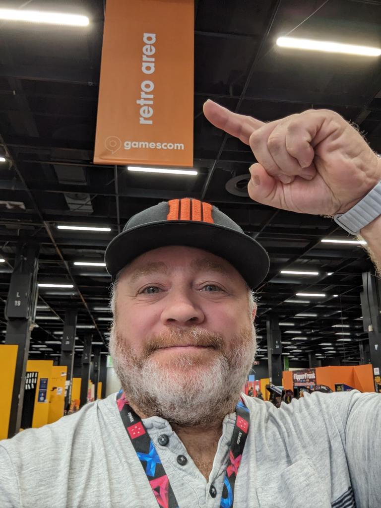 rabatzmacher's tweet photo. Guten Morgen Gamescom Tag 3 @gamescom #retroarea #c64 #commodore #nes #ps1 #fun https://t.co/yVhaBEbOR4