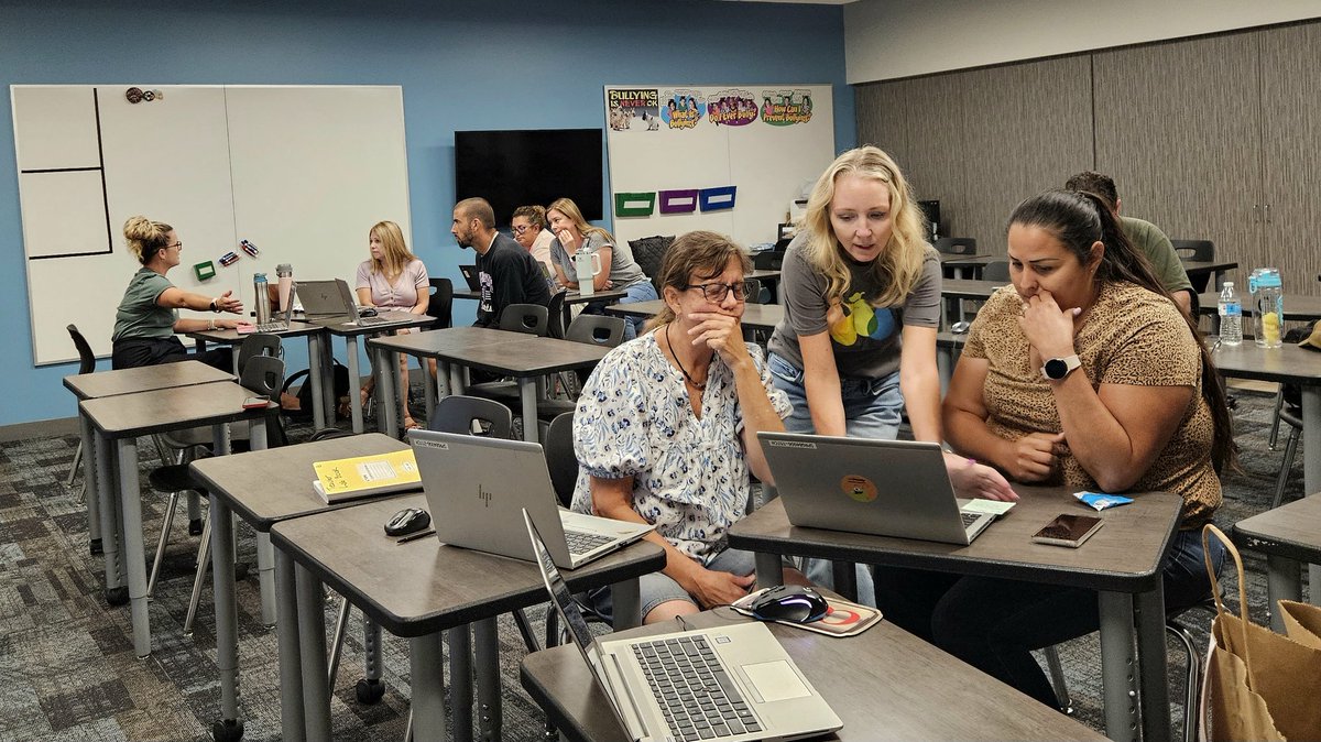 Skral421's tweet photo. Excited to #sharethepear with Ocean View SD #teachers because we are #BetterTogether. Thank you, @PearDeck, for the support. We are fired up for the new school year! #teachers teaching teachers! ♥️ https://t.co/tdB1fD0ZTj