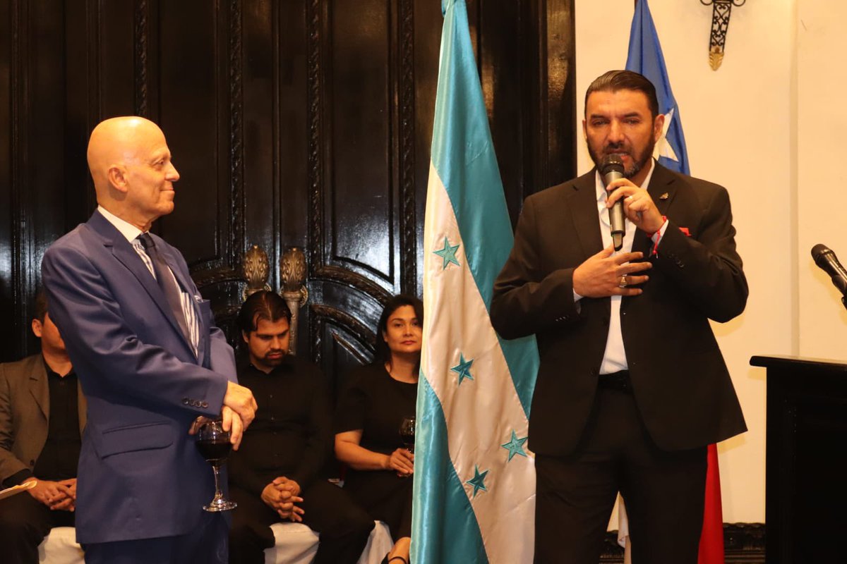 raseltome's tweet photo. En la recepción de despedida del Embajador de la República de Chile, Enrique Barriga, nuestras palabras en representación del @Congreso_HND destacamos que se deben continuar fortaleciendo las relaciones entre los pueblos y gobiernos de Honduras y Chile, que él fue un embajador de terreno recorriendo nuestro país, visitando escuelas, por lo que en este situación en que él sale de Honduras a otra delegación, nuestra patria la lleva en su corazón y ahora nos debe de ayudar como un embajador de las tierras catrachas, hablando de nuestras culturas, de nuestros pueblos, de nuestra gastronomía, de nuestros lugares culturales y turísticos, que tiene otra patria Honduras.
En el @Congreso_HND le envían fraternos saludos y se le espera para un acto de despedida.