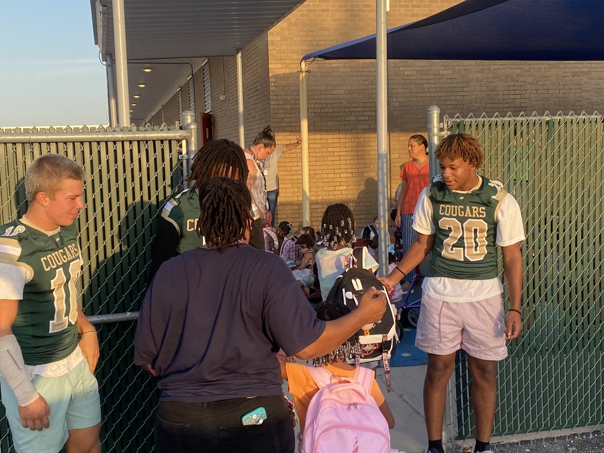 scott_kissee's tweet photo. Another great day in the books for @RGC_Football. Our guys had a blast welcoming @FSHISD Elementary students this morning. Seeing the kids and teachers reaction to our boys was priceless! #Serviceb4self @gomez_rene1010 thank you for allowing us to be part of yβallβs day. #GY6 https://t.co/qkGPFS0QsS