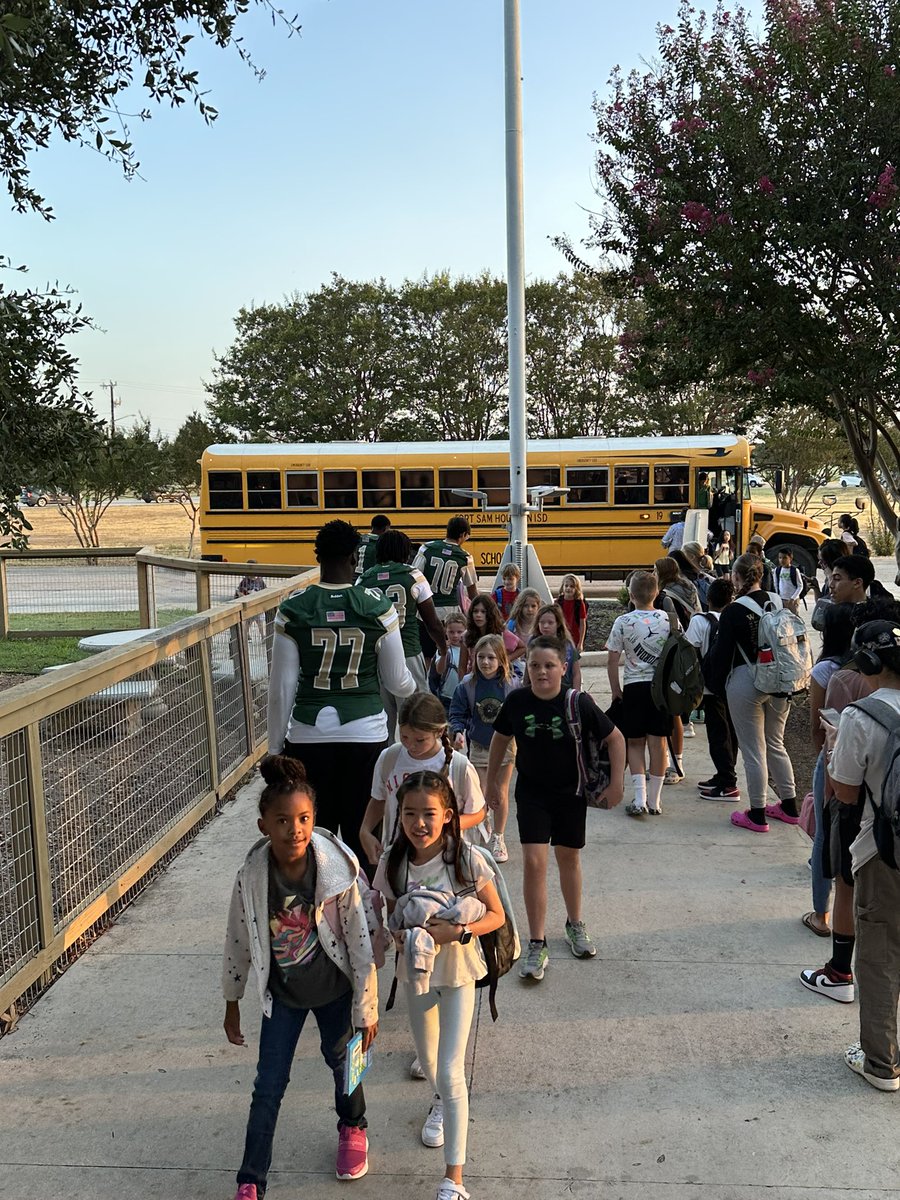 scott_kissee's tweet photo. Another great day in the books for @RGC_Football. Our guys had a blast welcoming @FSHISD Elementary students this morning. Seeing the kids and teachers reaction to our boys was priceless! #Serviceb4self @gomez_rene1010 thank you for allowing us to be part of yβallβs day. #GY6 https://t.co/qkGPFS0QsS