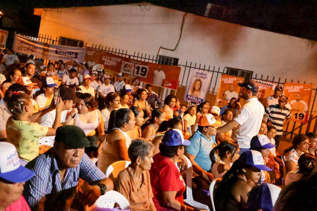 Terminamos la noche en el barrio La Granja, donde haremos un bulevar en el canal de este sector, ¡Si lo podemos imaginar, lo vamos a hacer posible!

Cambiaremos la historia del departamento para que Montería y Córdoba tengan mayores oportunidades🙏🏼
#CórdobaPr1mero