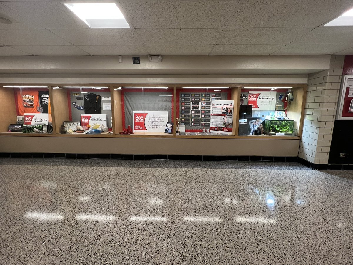 A little friendly competition between academy teams as they created academy boxes to showcase their academy! #865Academies <a href="/KnoxCentralHS/">Central High School</a> <a href="/sljackson1215/">Shannon Jackson</a> <a href="/CHSRutig/">Danielle Rutig</a>