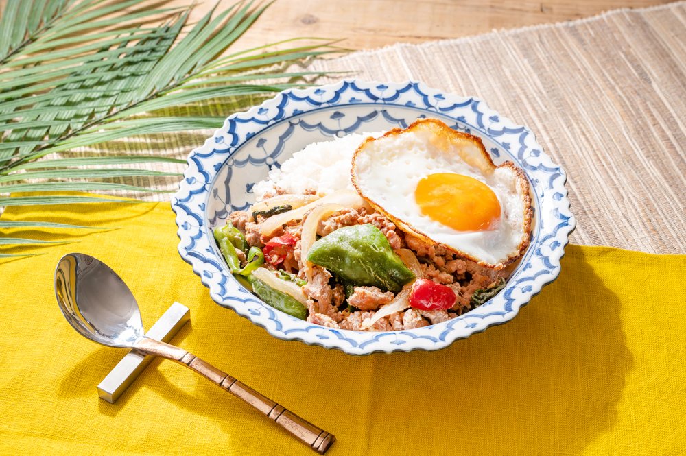 DishCoody's tweet photo. タイ料理で定番の食器、パイナップル柄。 一点ごとに手描きの為、若干の色合い・模様の違いございます。 タイの器は植物をモチーフとした柄が多くみられます。  
【商品情報】 
丸深皿
 https://t.co/mRi1AP2xnS 丸平皿 
https://t.co/BQuQUppXUx https://t.co/bdqpR1DRbM