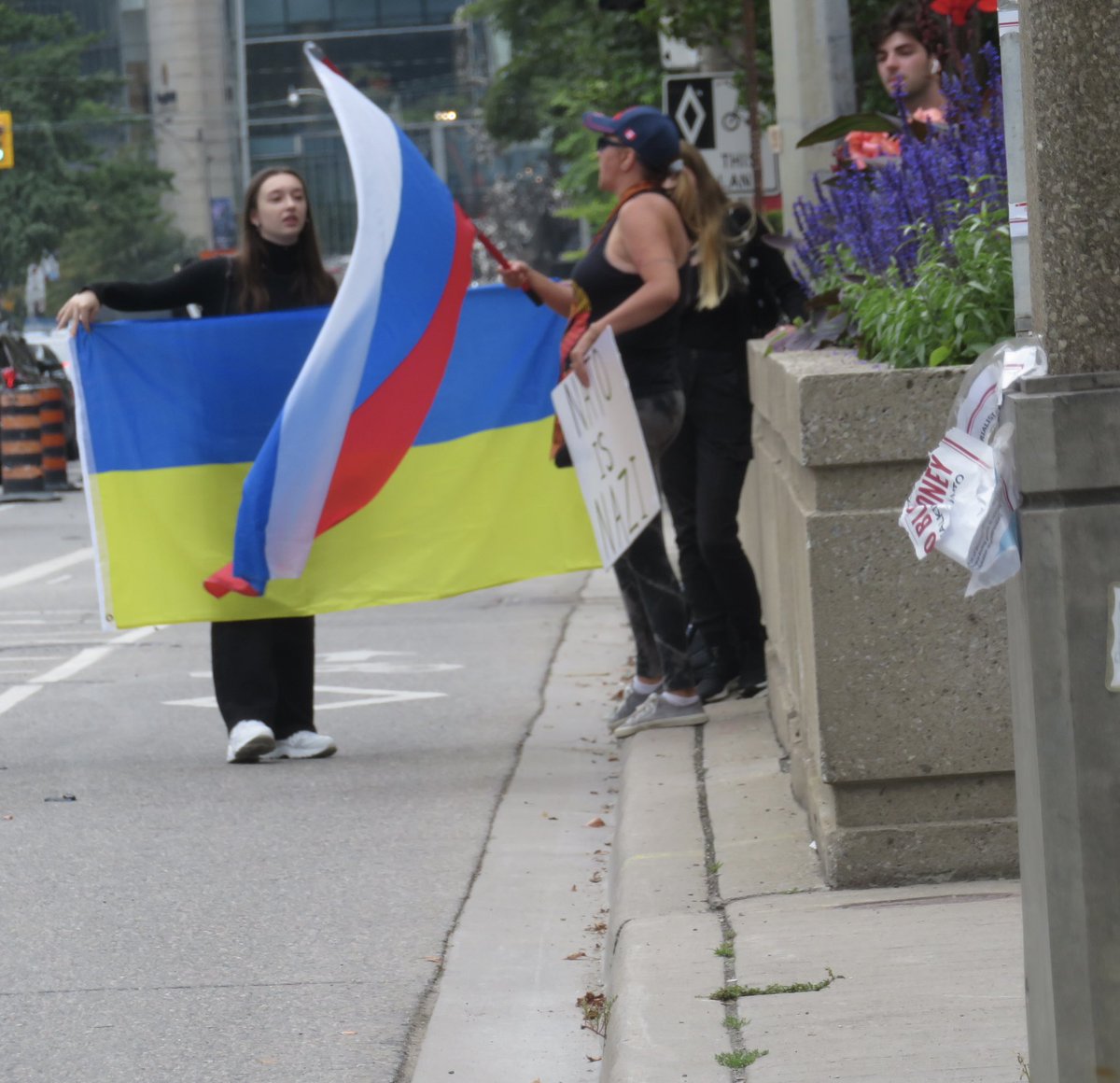 DMinkTO's tweet image. dunno why Toronto’s two Russia supporters picked this Ukrainian Independence Day to rally for their cause in front of the US consulate, but they were confronted