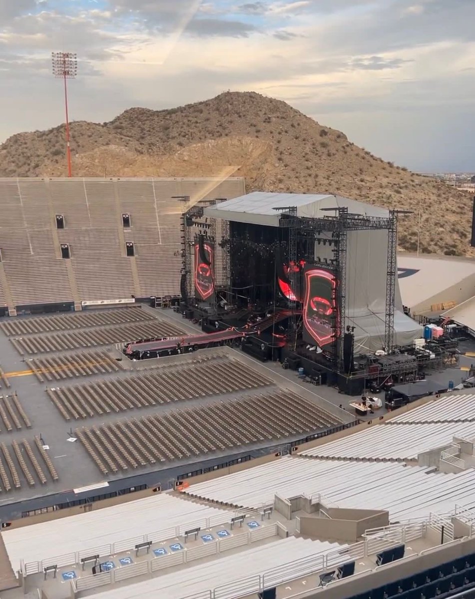 🚨Palco para o primeiro show da #SoyRebeldeTour do RBD está pronto! 

A turnê inicia hoje (25), no Sun Bowl Stadium, nos Estados Unidos.