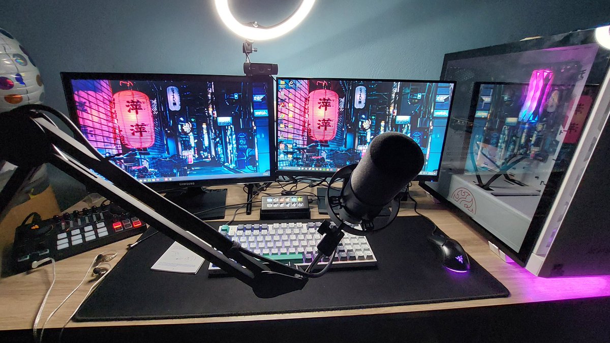 Ahora si el set up estaría terminado (nomas falta que me llegue el mouse que haga juego con el teclado pero todo bien)

Mucho tiempo queriendo tener algo así y ahora lo tengo