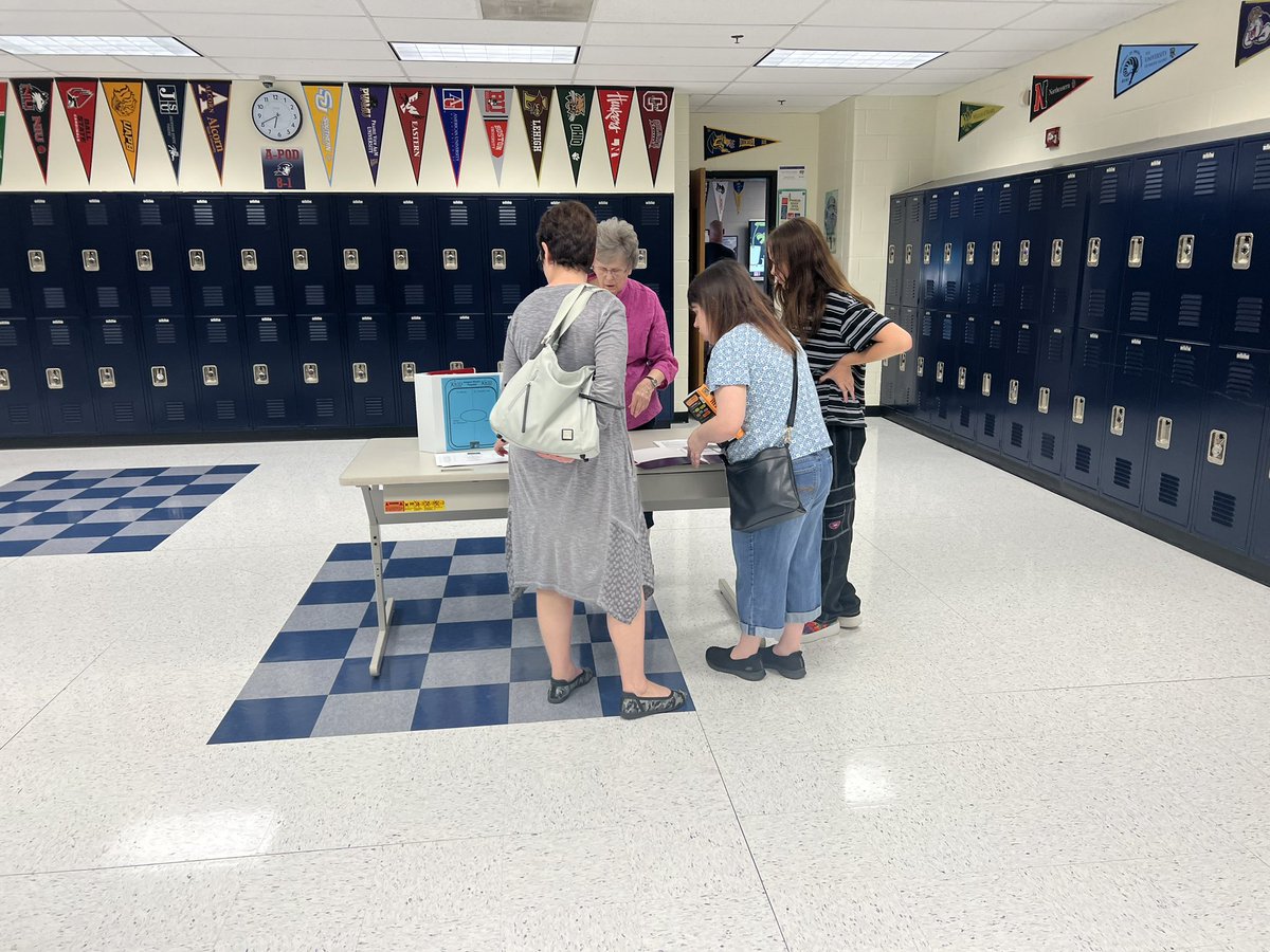 Mrs_Schoff's tweet photo. The teachers put on an amazing night. Thank you to all of the parents for their support at Open House. @PioneerRidge_MO https://t.co/qL9jmndfb6