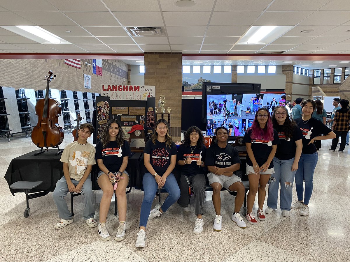 CreekOrch's tweet photo. Great Pack Preview! Thanks to all the Officers and Orchestra Booster Board members who helped out! #orchestralife #LOBONATION #powerofthepack #orchestra #LCHSorchestra https://t.co/uyMy8kl2c5