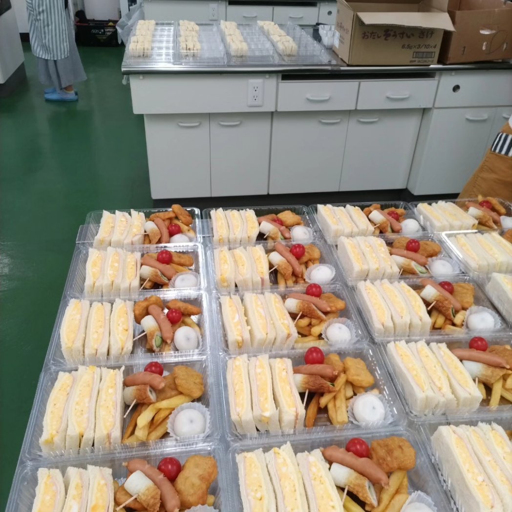NYkitchen1's tweet photo. こんにちは。NYkitchenです。
今日は、松島で子ども食堂さんのお手伝いをしてきました。
子供たちの喜ぶ笑顔を思いながら132個のサンドイッチを作ってきました。
#塩釜ランチ
#NYkitchen
#子ども食堂
#みんな笑顔にな〜れ https://t.co/sW9HjleFRM