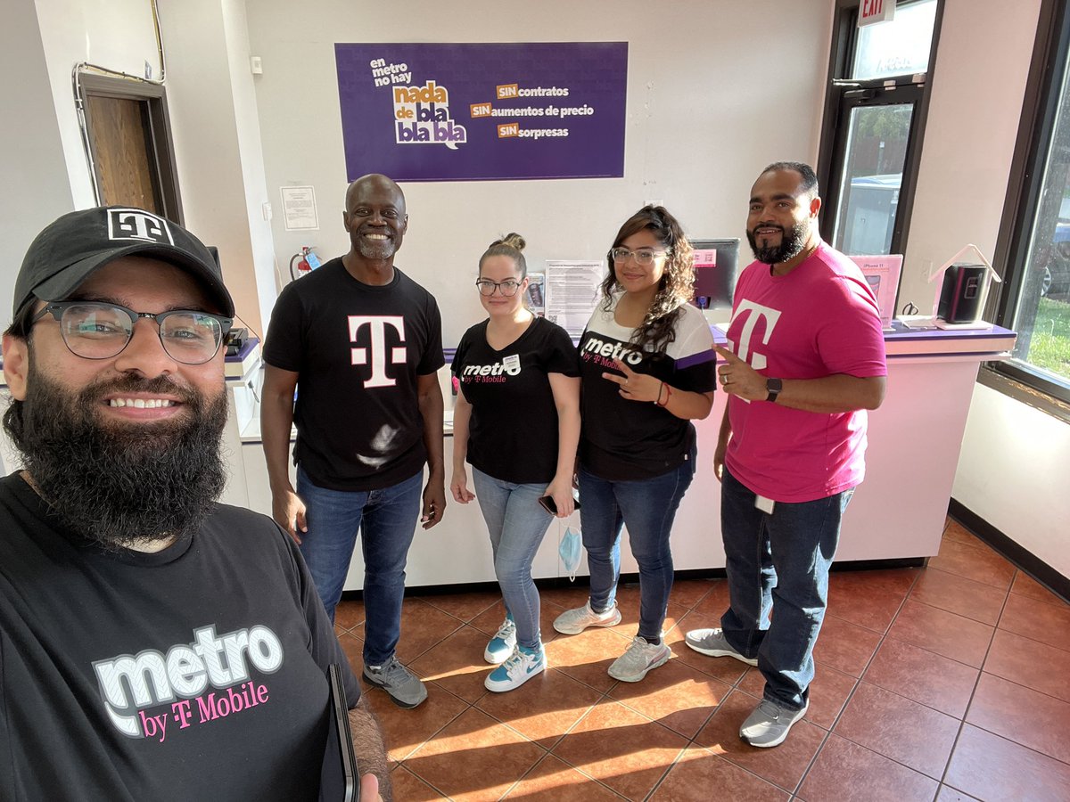 That Heatwave didn’t stop us today!! Honored to be out and about with @WinstonAwadzi & @SamuelStewart22 ! Thank you guys for the insight, knowledge and recognizing great performances all around! #NoDadJokesToday #NadaYadaYada @LizMorelos3 @thayesnet