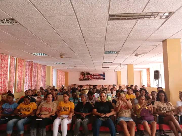UJCdeCuba's tweet photo. Desarrolló este jueves el municipio Palma Soriano la reunión de Secretarios Generales de la #UJC con el objetivo de asegurar la continuidad del proceso #12CongresoUJC y la calidad de la Asamblea Municipal. #Cuba #CreaTuFelicidad @DiazCanelB @DrRobertoMOjeda @aylinalvarezG https://t.co/eyGOQfYBSw