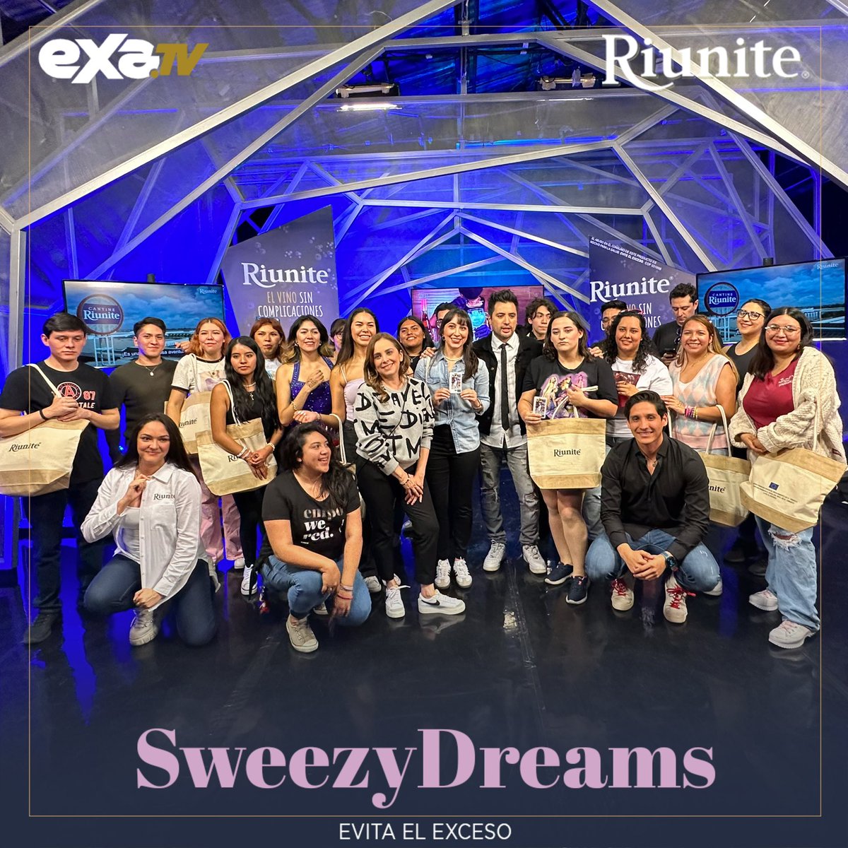 exatv's tweet photo. Disfruta YA de el #TuNight en streaming en exclusiva por https://t.co/tdRdoMJLKL 🎸✨
Mira el programa especial de #SweezyDreams y conoce todo lo que tuvieron que pasar los asistentes de la FAN PARTY para llevarse los boletos exclusivos de #TheErasTour.
✨🎸 Sweezy Dreams es presentado por @riunitemexico, el vino sin complicaciones. 🍷✨