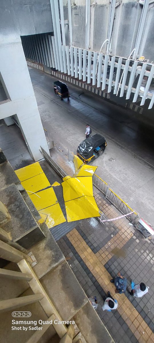 mashrujeet's tweet photo. It is very shocking to see that parts of the metro station collapsed right on the footpath.
This design is across all station on line 2 and 7. 
How safe are footpaths below metro stations @MMMOCL_Official?

Incident of Mandapeshwar station on Link road, Borivali.
@MNCDFbombay https://t.co/C57GERd77H