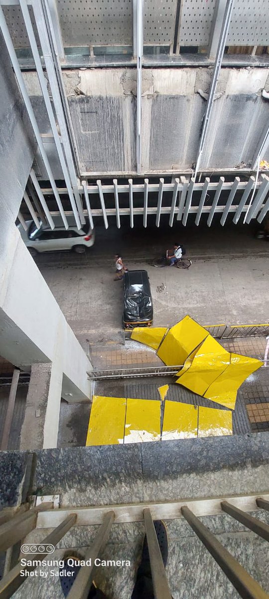 mashrujeet's tweet photo. It is very shocking to see that parts of the metro station collapsed right on the footpath.
This design is across all station on line 2 and 7. 
How safe are footpaths below metro stations @MMMOCL_Official?

Incident of Mandapeshwar station on Link road, Borivali.
@MNCDFbombay https://t.co/C57GERd77H