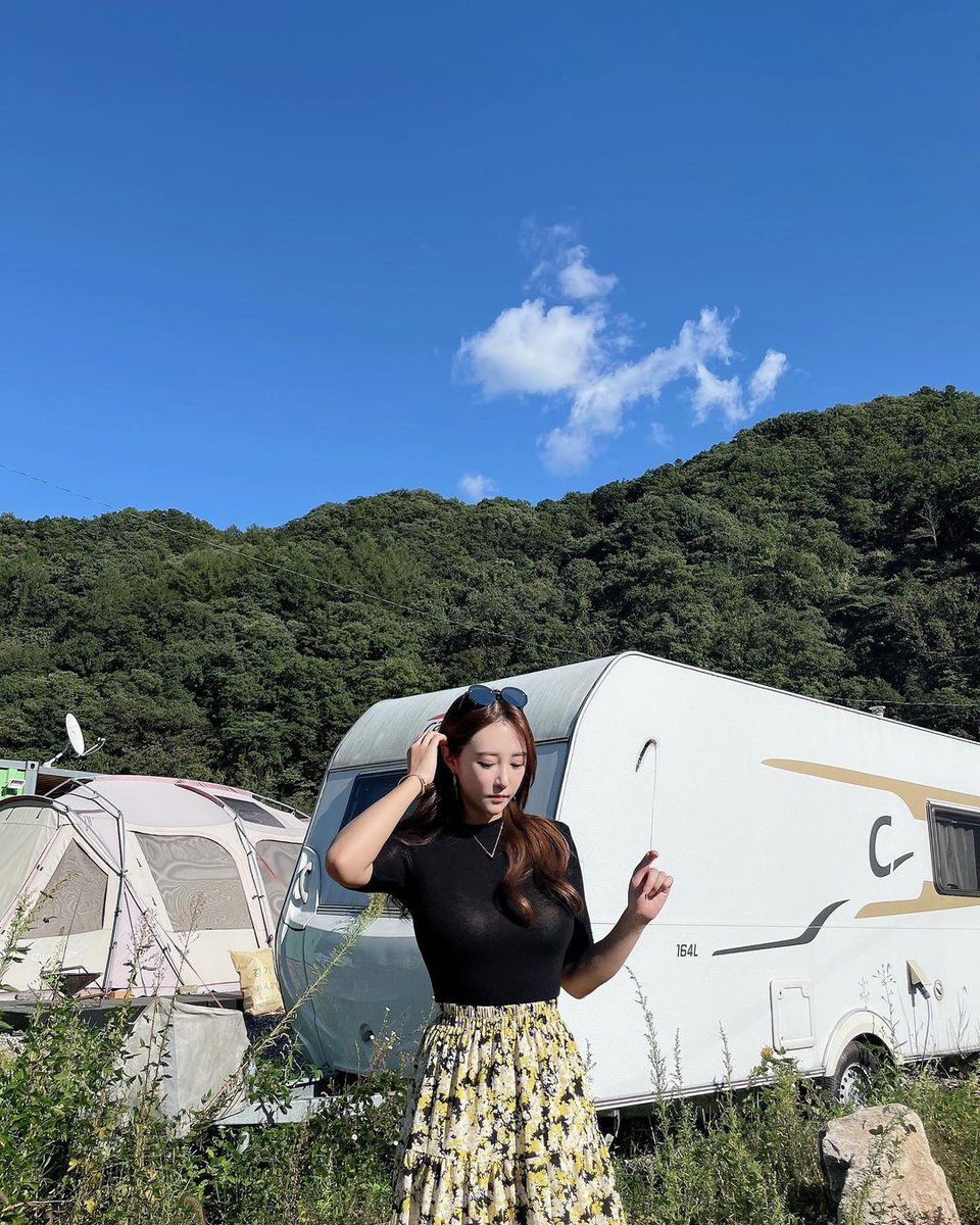 postal_45's tweet photo. For a moment, time seems to stand still as you are immersed in a magnificent natural landscape. You are surrounded by breathtaking beauty and seem to have entered an isolated world 🌄 🌳 .
.
.
.
#tent
#caravanning
#Blue skies and white clouds
#Mountains and trees
#Beautiful https://t.co/m4PfY9ldNf