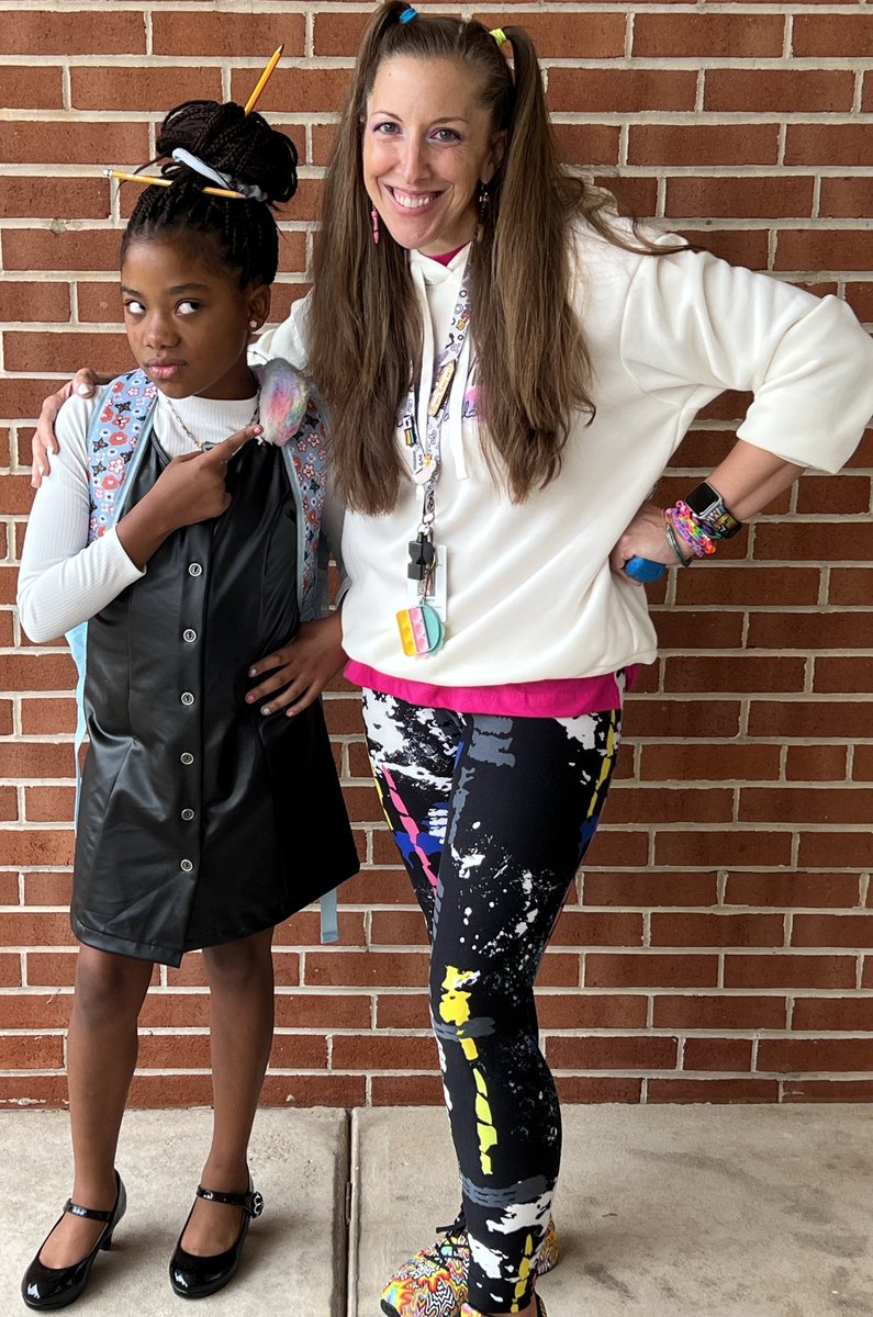 MrsLoucksWY_ART's tweet photo. 🎨According to this fiercely feisty fifth grader this is what it looks like to “dress like the art teacher” — (gotta say I felt my wild student style complimented her her head to toe spirit perfectly)!#wyproud #wyasd #CrayArtTeachWY https://t.co/ipgKBdEEw3