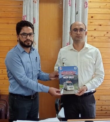 RisingKashmir's tweet photo. #SecyHealth launches 108 #free #ambulanceservices #magazine
@HealthMedicalE1 @NHMJK5
@DHSKashmir @OfficeOfLGJandK
@diprjk
https://t.co/56sZIKKPwN https://t.co/ImqRdFVA1H