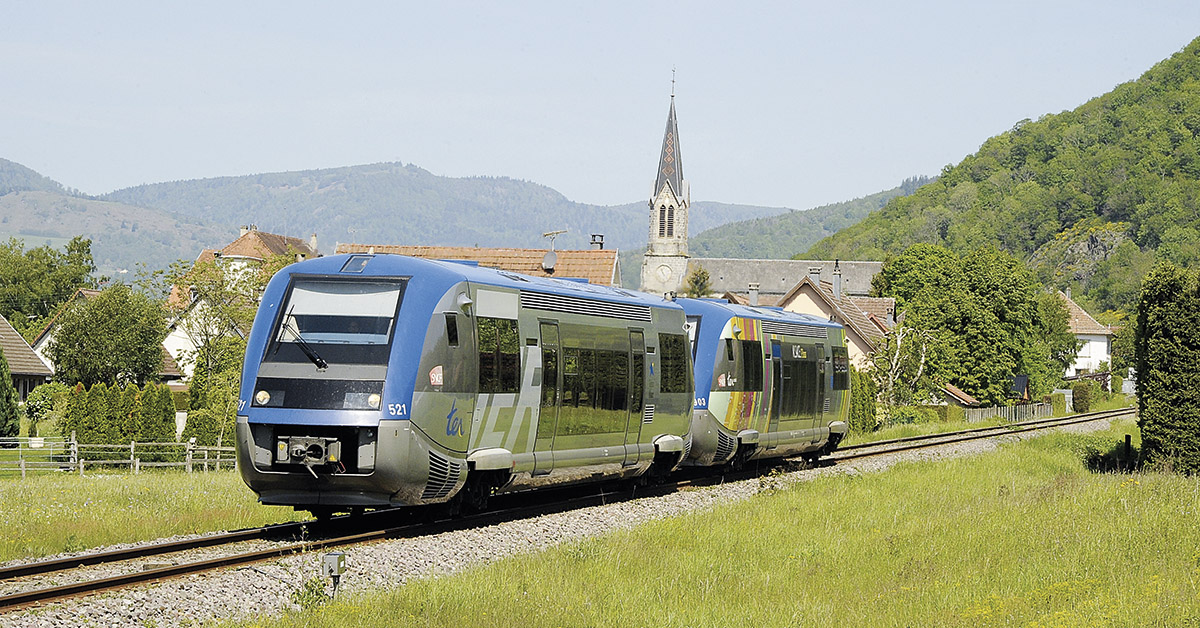 CheminsdeFerTC's tweet photo. Liaison capillaire en Alsace : la ligne Mulhouse - Kruth par la vallée de la Thur : un #TER assuré par une UM de #X73500 quitte le village de #Moosch et se dirige vers Thann où la voie devient celle du Tram-Train jusqu'à l'hypercentre de Mulhouse.
Source : https://t.co/MLZpvdHwwn https://t.co/Vb3YaQ14U4