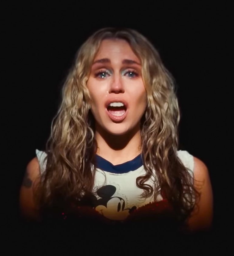 MileyUpdates's tweet photo. tish cyrus emotional watching miley cyrus shooting “used to be young” music video, what a supportive mom 🥺 https://t.co/cce8oiuYHC