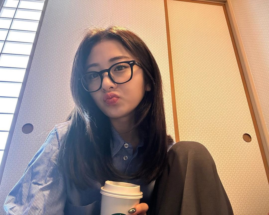 sserapics's tweet photo. yunjin update instagram https://t.co/Ur60CNguM4