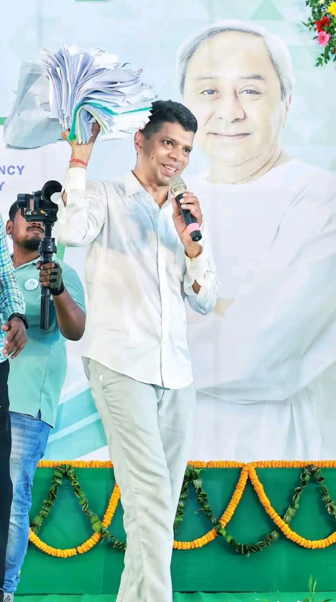 MalikSurendraT's tweet photo. ମୁଁ ବହୁତ ଆଶା ନେଇ ମାନ୍ୟବର @MoSarkar5T ସଚିବ ପାଣ୍ଡିଆନ ଆଜ୍ଞାଙ୍କ ବଲାଙ୍ଗୀର ଗସ୍ତ ସମୟରେ ତାଙ୍କ ମାଧ୍ୟମରେ ମାନ୍ୟବର ମୁଖ୍ୟମନ୍ତ୍ରୀ @Naveen_Odisha ଙ୍କୁ ��ୁହାରୀ କରିଥିଲି କିନ୍ତୁ ମୋତେ ଏଯାଏଁ କୌଣସି ସହାୟତା ମିଳିଲାନି  ।କାହିଁକି ଦିବ୍ୟାଙ୍ଗ ପ୍ରତି ଏ ଅବିଚାର! @CMO_Odisha @CollectorBgr @tanaya_p @JagiPanda ୧/2 https://t.co/l8cAWH6Sqx