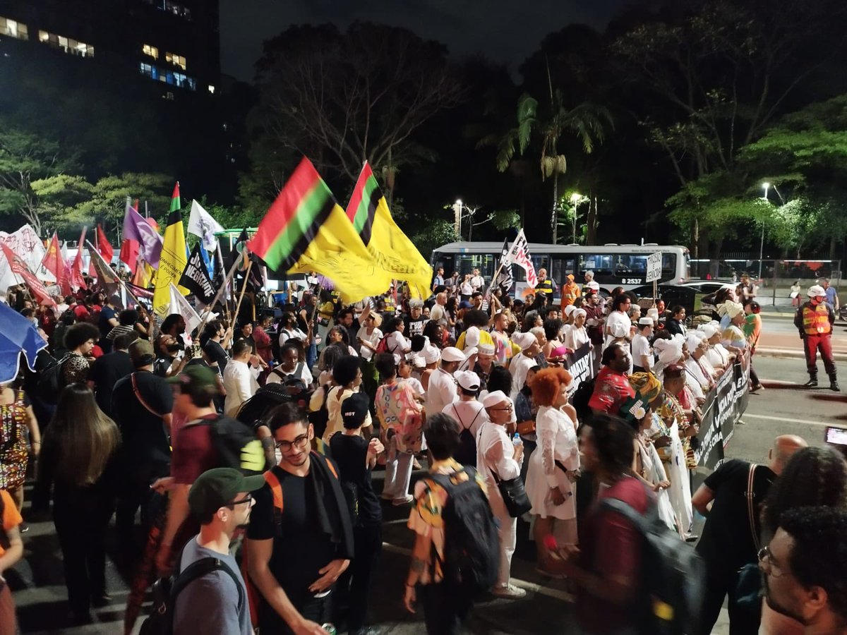 iamrafah_'s tweet photo. @mnesaopaulo em seu território denunciando o pecado do racismo e protestando contra o genocídio negro no Brasil! Nossa vitória não será por acidente; luta e resistência são a chave! 

Parabéns a todas as organizações nesse marco na luta do povo negro. Seguimos juntos! ✊🏾 https://t.co/LTbXBMLDgw