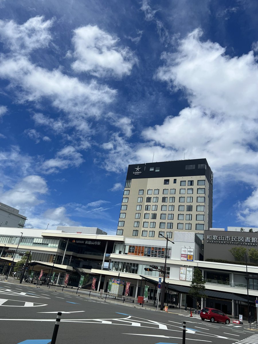 coconai's tweet photo. 和歌山に帰省。
市役所に母の除籍謄本取りに来たら
確認詐欺で何人も集まって
1時間以上
かかってます。
AIが進んでるのに
不思議〜

役所だけ、取り残されてる？ https://t.co/NwHw6F6pog