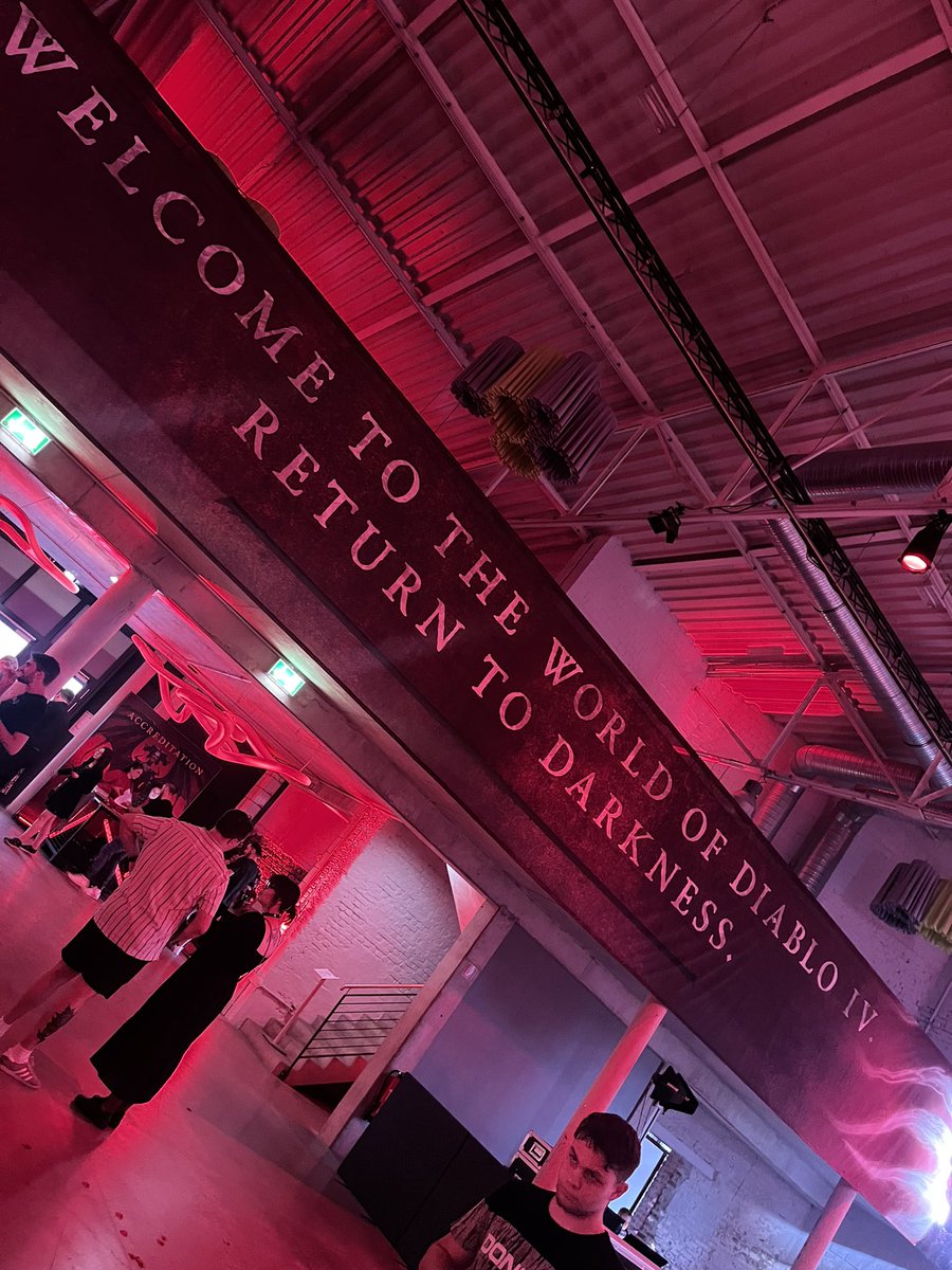 Das Gamescom-Event, von <a href="/Blizzard_Ent/">Blizzard Entertainment</a> , zu <a href="/Diablo/">Diablo</a> war eine schmackhafte 10/10. Hab mit meinem Kumpel <a href="/Kontraos/">Kontraos</a> viel gelacht, geschnackt, getrunken und etliche geile Leute kennengelernt und „alte Bekannte“ wiedergetroffen. Perfekter Start für ein vielversprechendes Wochenende. 🤌