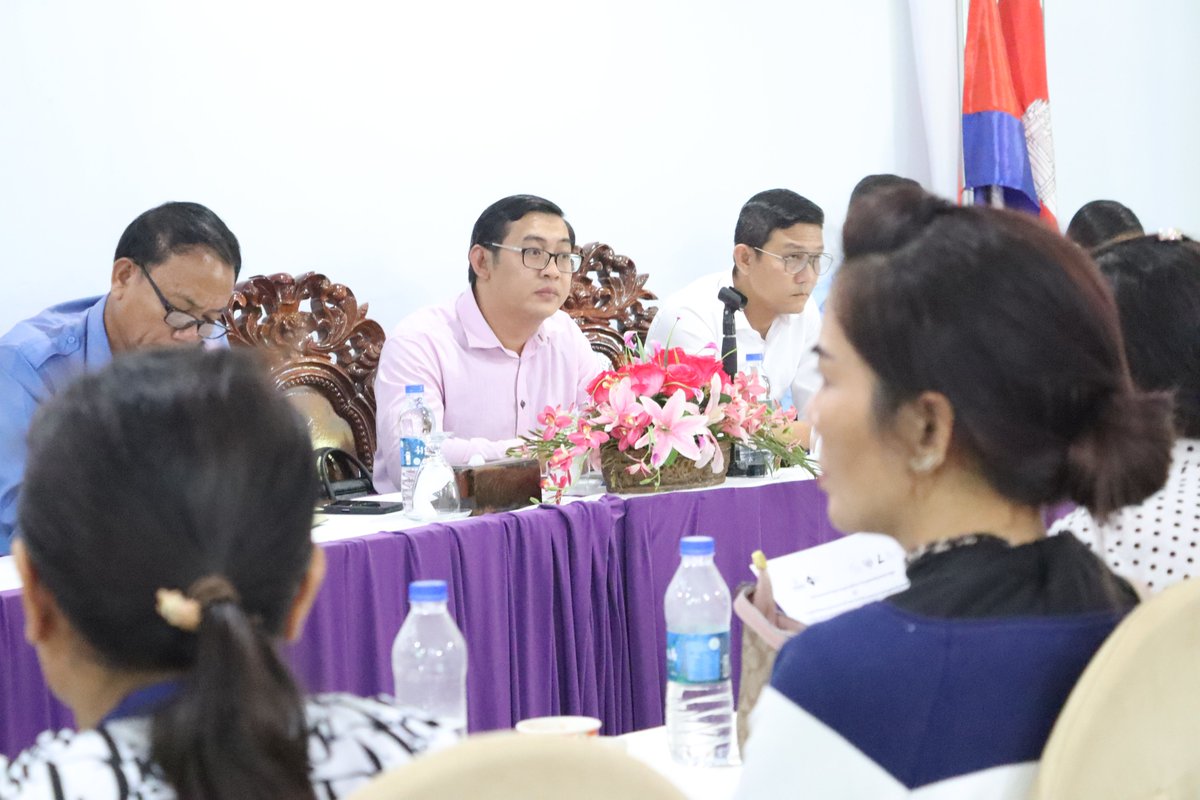 cpddCambodia's tweet photo. Street vendors meet with authorities to discuss business permits and vendor spots▶️https://t.co/Bfjs0w6gfJ 
#StreetVendor #VendorSopt #BusinessPermit #InformalEconomy #SocialEcomonicRight #YoungWomenEntrepreneur #Advocacy #PolicyMaker #PolicyInfluencing https://t.co/XVYn1T9VOY