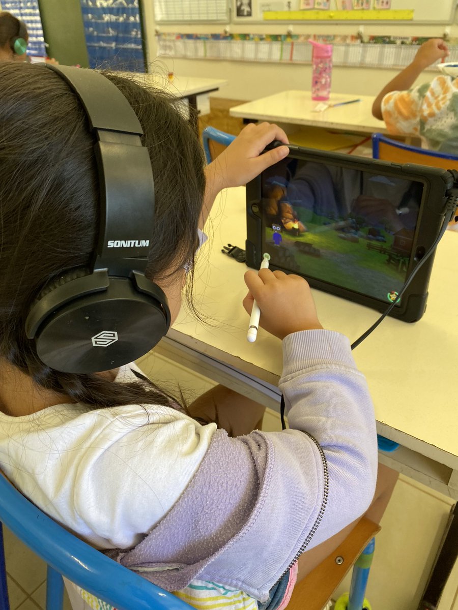 HinateaLuyssen's tweet photo. Intégration des iPad dans le cadre de la #classenumerique. Vers des habitudes de travail pour une meilleure autonomie de travail. #graphogame #turameneslesIpadquandmaitresse? 😜 https://t.co/0UnM4m5dT9