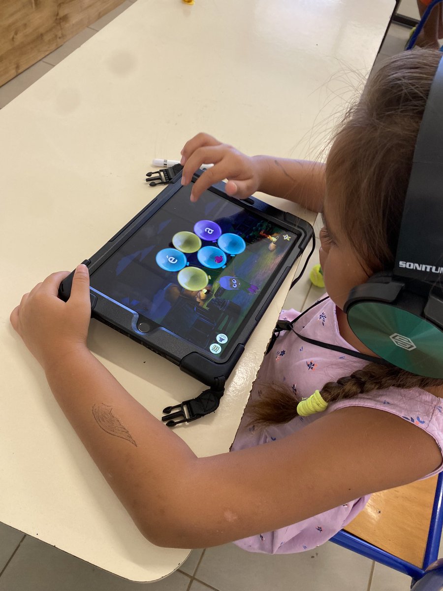 HinateaLuyssen's tweet photo. Intégration des iPad dans le cadre de la #classenumerique. Vers des habitudes de travail pour une meilleure autonomie de travail. #graphogame #turameneslesIpadquandmaitresse? 😜 https://t.co/0UnM4m5dT9