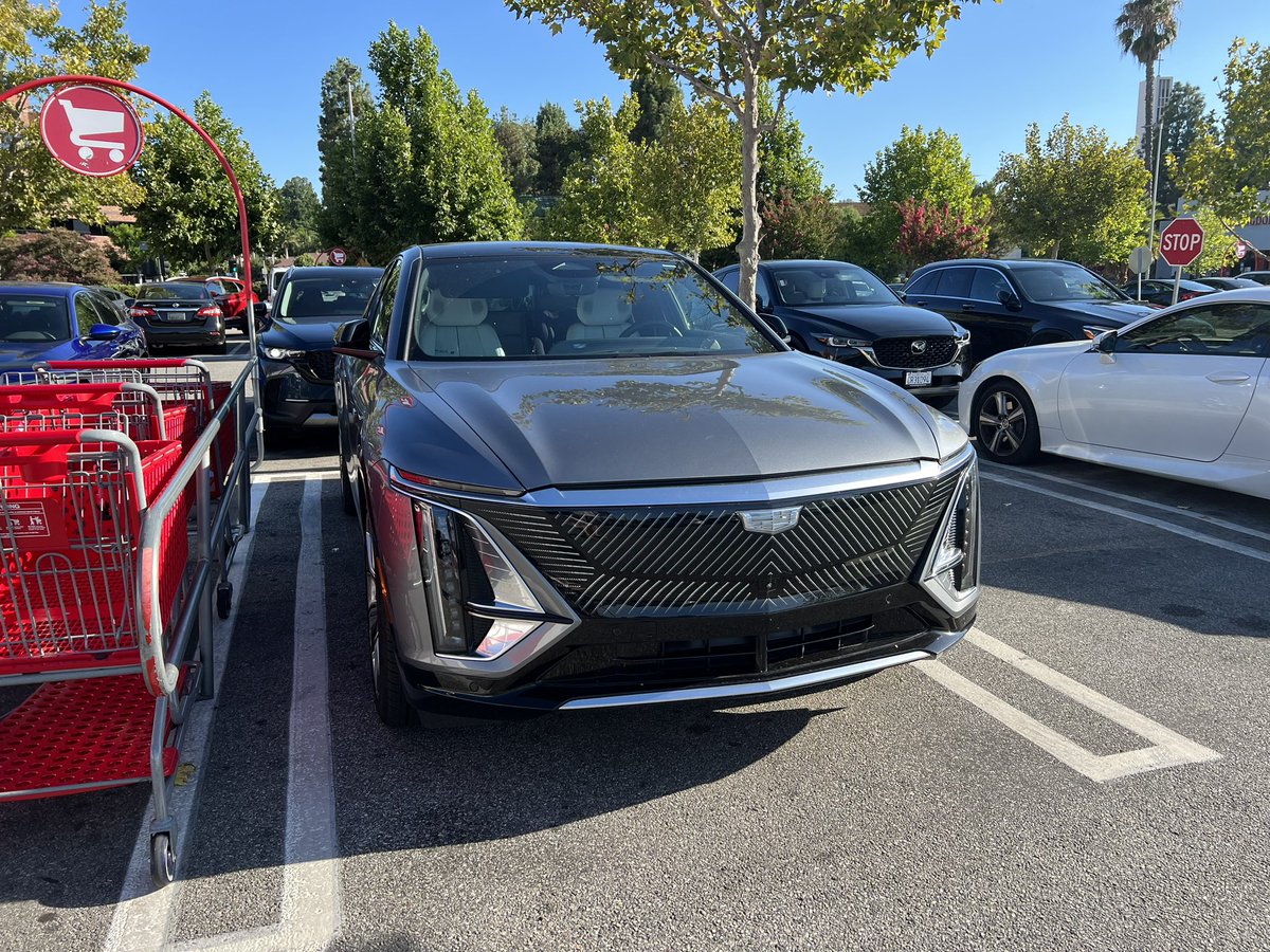 spotmyride's tweet photo. Cadillac Lyriq in the wild… https://t.co/esFEIqPZkm