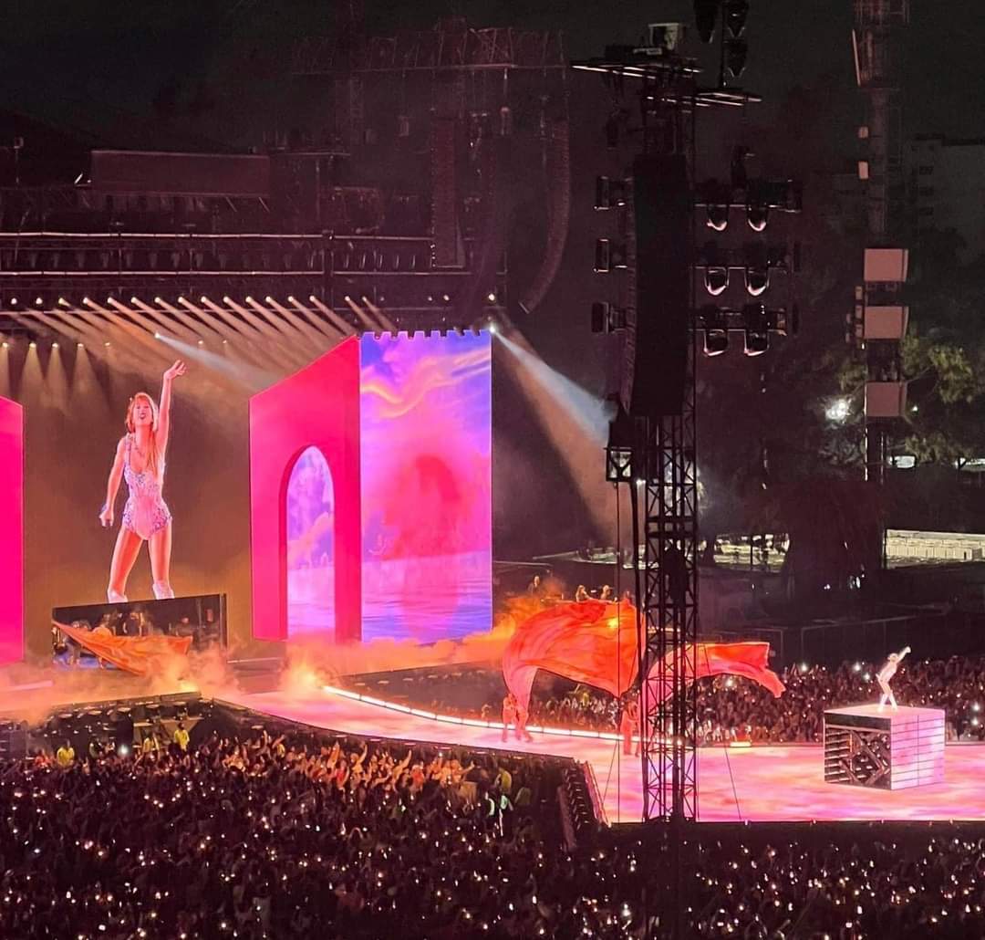 lamasdragafans's tweet photo. Donde quiero estar / donde estoy:

#MexicoCityTSTheErasTour https://t.co/OcyjxjEfEy