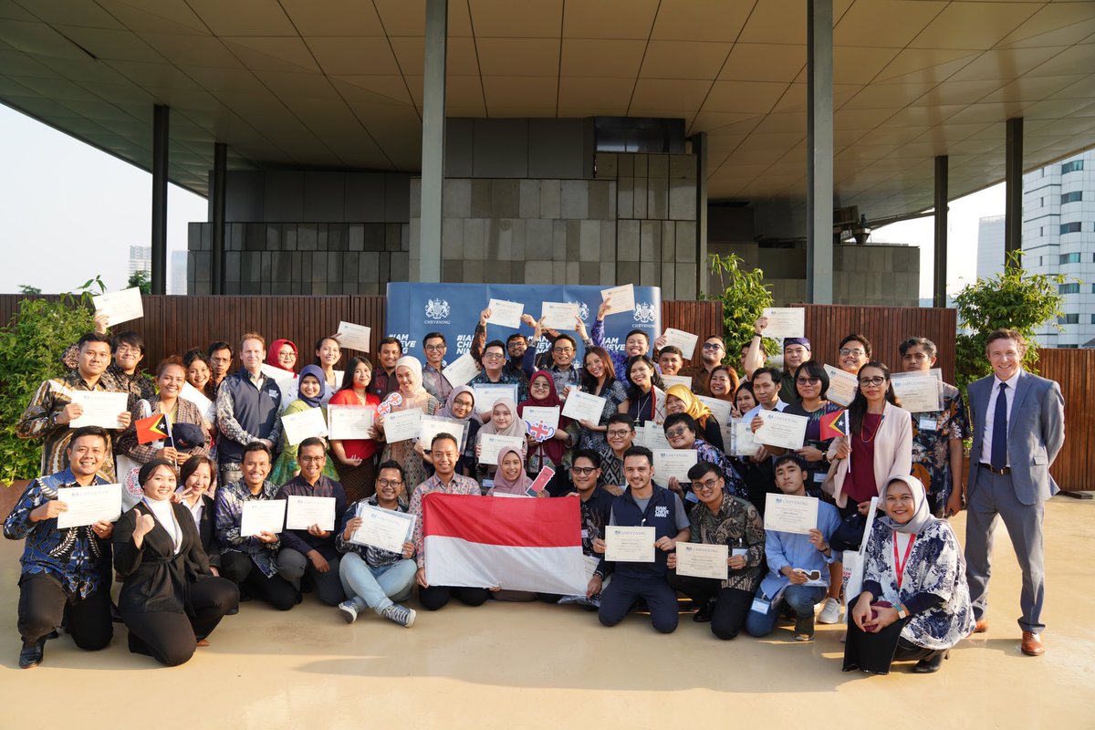 Around 40 people out of 70,000+ Chevening scholarship applicants worldwide. As we embark on the next chapter of our Chevening journey together, I look forward to bigger milestones and bigger impacts with everyone 🎓🇬🇧🇮🇩
#IAmChevening #MyCheveningJourney #CheveningIndonesia