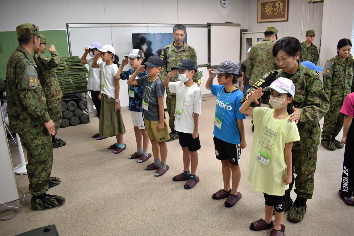 utsunomiyaSTAPR's tweet photo. 【夏休みちびっこ大会】
令和５年８月２２日（火）～２３日（水）の間、地元の小学生を対象に夏休みちびっこ大会を実施しました。駐屯地内を見学したり、自衛隊のお仕事を体験したり、レクリエーションをしたりしました。夏休みの楽しい思い出のひとつになってもらえれば幸いです。 #宇都宮駐屯地 https://t.co/qPEtc2vPXg
