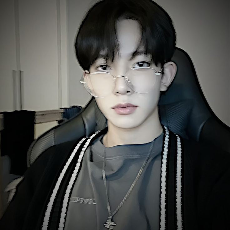 hi, i'm von  ! looking for interactive #moots  

✧ he/him, filo  
✧ not new to #stantwt, #kpoptwt, #studytwt
✧ looking for filozen and filocarat moots  
✧ any fandom is welcome   

♡ / ↻ are highly appreciated !