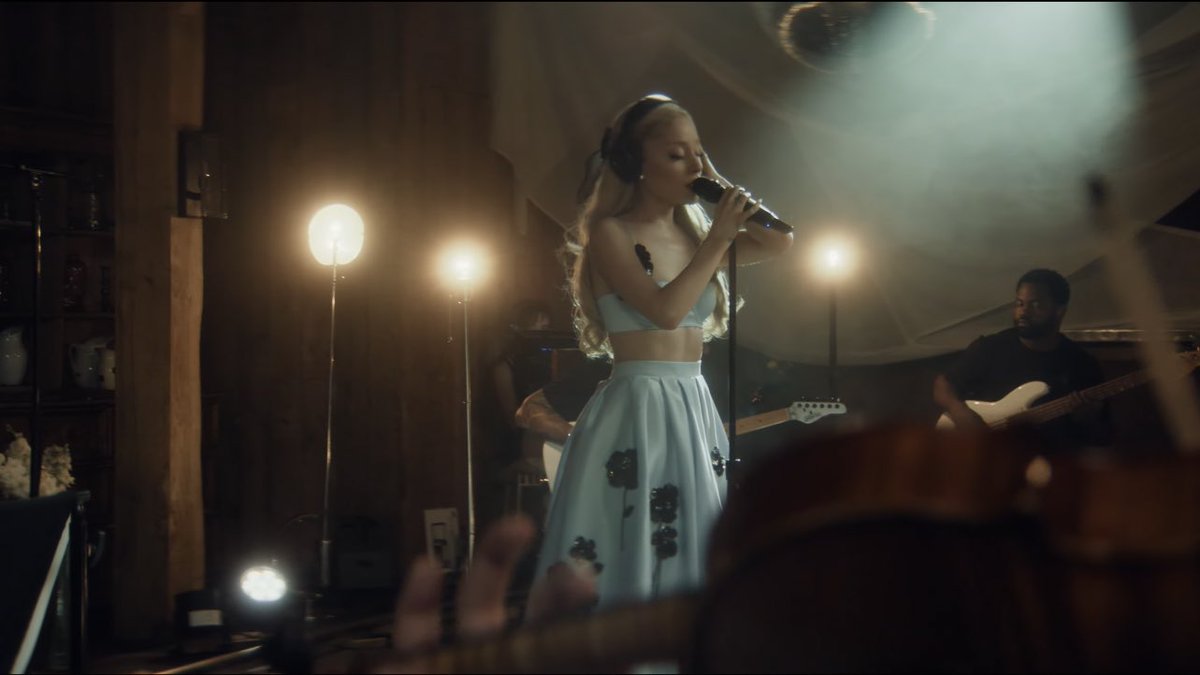 PopBase's tweet photo. Ariana Grande has released the performance video for ‘Honeymoon Avenue.’

Watch: https://t.co/0EprxvIDx4 https://t.co/xfVuNGvHro