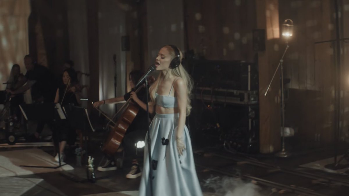 PopBase's tweet photo. Ariana Grande has released the performance video for ‘Honeymoon Avenue.’

Watch: https://t.co/0EprxvIDx4 https://t.co/xfVuNGvHro