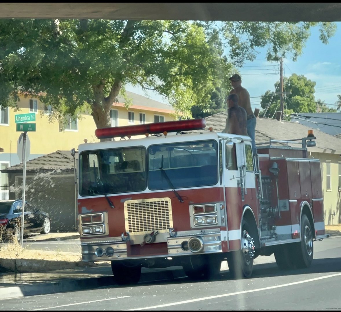 SacFirePIO's tweet image. It has been brought to our attention that there is an unmarked fire engine driving around the city flowing water at various locations. This is NOT one of our pieces of equipment. If seen, please notify the @SacPolice for further investigation.