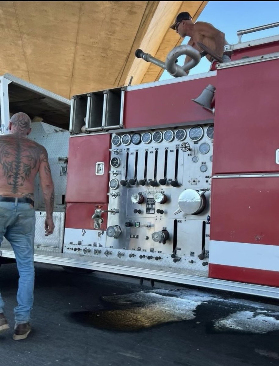 SacFirePIO's tweet image. It has been brought to our attention that there is an unmarked fire engine driving around the city flowing water at various locations. This is NOT one of our pieces of equipment. If seen, please notify the @SacPolice for further investigation.