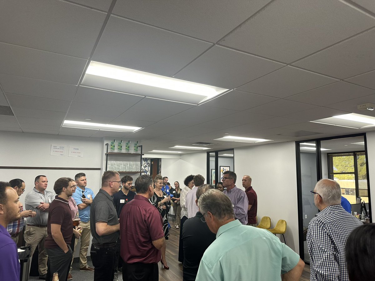 DelbertHawk's tweet photo. Tonight, I had a great time connecting with business and construction leaders at the @10to1pr hosted event in Scottsdale, partnering with @poweringaz Sabrina McNich  #construction #semiconductor #intel https://t.co/q86YuAQDmN