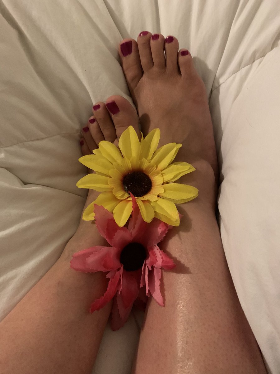 Summer Nights #pinktoes #comeforfeet #hotfeet #flowerfeet #pinkeytoes