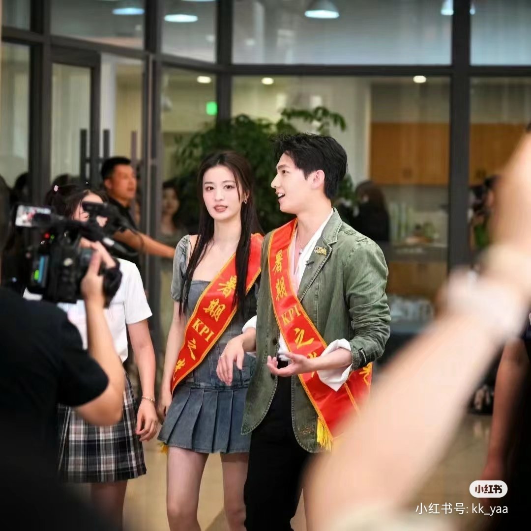WhoRulesTheW's tweet photo. ซ่งเยี่ยนพาสวี่ชิ่นเยี่ยมชมบริษัท 💞

#กู้ภัยรักนักดับเพลิง #FireworksOfMyHeart #我的人间烟火 #杨��� #YangYang #หยางหยาง #王楚然 #WangChuran #หวังฉู่หรัน #หยางหยางหวังฉู่หรัน #ซ่งเยี่ยน #สวี่ชิ่น #หยางๆหรันๆ https://t.co/eAkFRIM2OI