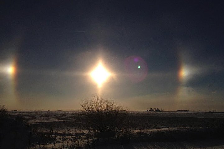 renman72's tweet photo. Do sun dogs prove that we live in a firmament? What do you think? #sundogs #firmament #flatearth #globe #Bible #God https://t.co/OafR5kXs34