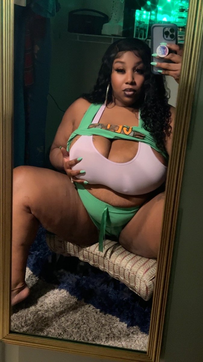 PerpetualSsence's tweet photo. Hey Big Momma 💜💚 https://t.co/mMNcnpEazM