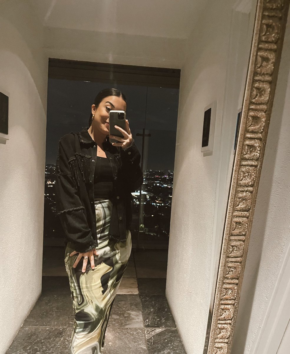 Hi it’s me with slicked back curls ✨