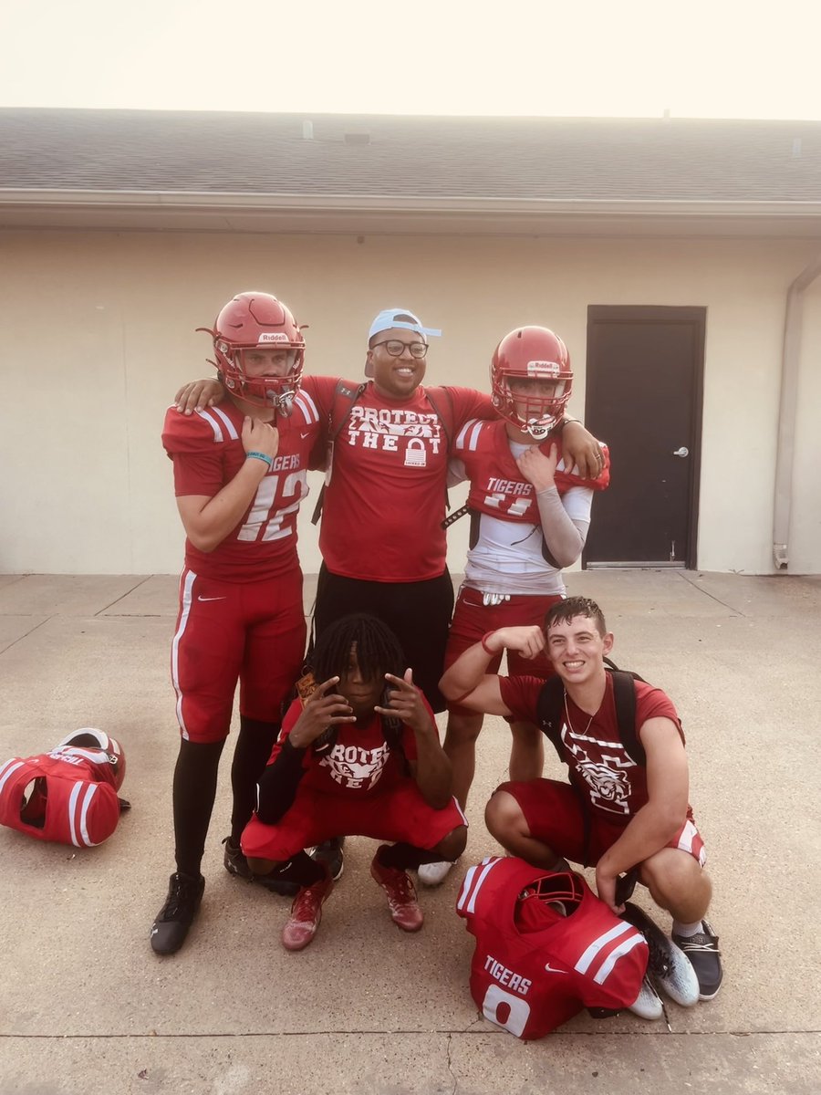 Coach_StephFord's tweet photo. It’s something special when you get to witness young men experience victory! So proud of how these young men played tonight! I never take a victory lightly because I know how tough they are to come by. #ProtectOurBoys #ProtectTheT #StrongerTogether https://t.co/qUiY7c69y5