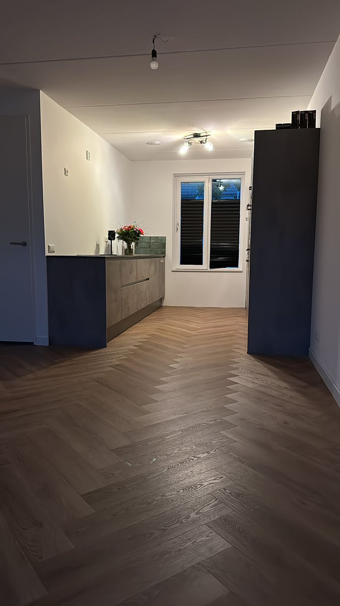 Namens @Tante_KwebbelT die haar net nieuwe keuken heeft laten plaatsen is de vraag, hoe krijgt ze het peertje brandend😂😂😂.